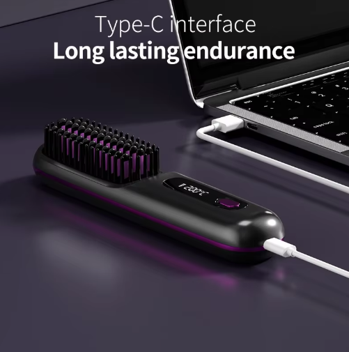 Czarna szczotka podłączona kablem do laptopa, ilustrująca ładowanie przez port USB-C. 6