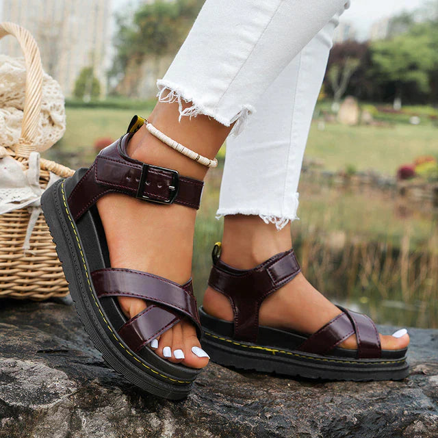 Sporty Sandals With A Platform Sole - Dolores