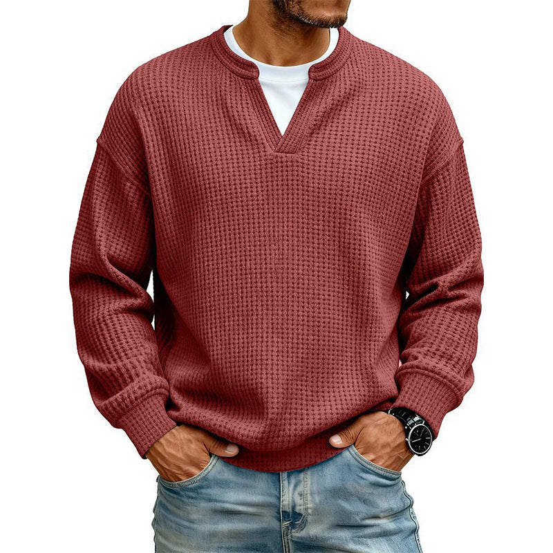 Ceglastoczerwony sweter waflowy z wycięciem przy dekolcie na modelu w jeansach, ujęcie z przodu. 10