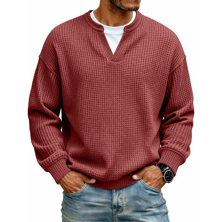 Ceglastoczerwony sweter waflowy z wycięciem przy dekolcie na modelu w jeansach, ujęcie z przodu. 10