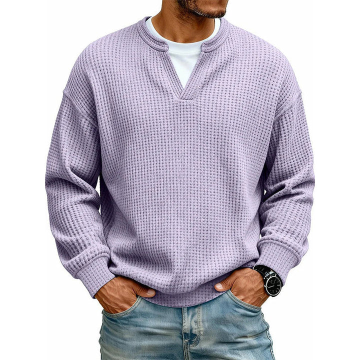 Liliowy sweter z dzianiny waflowej z wycięciem w serek na modelu w jeansach, ujęcie z przodu. 13