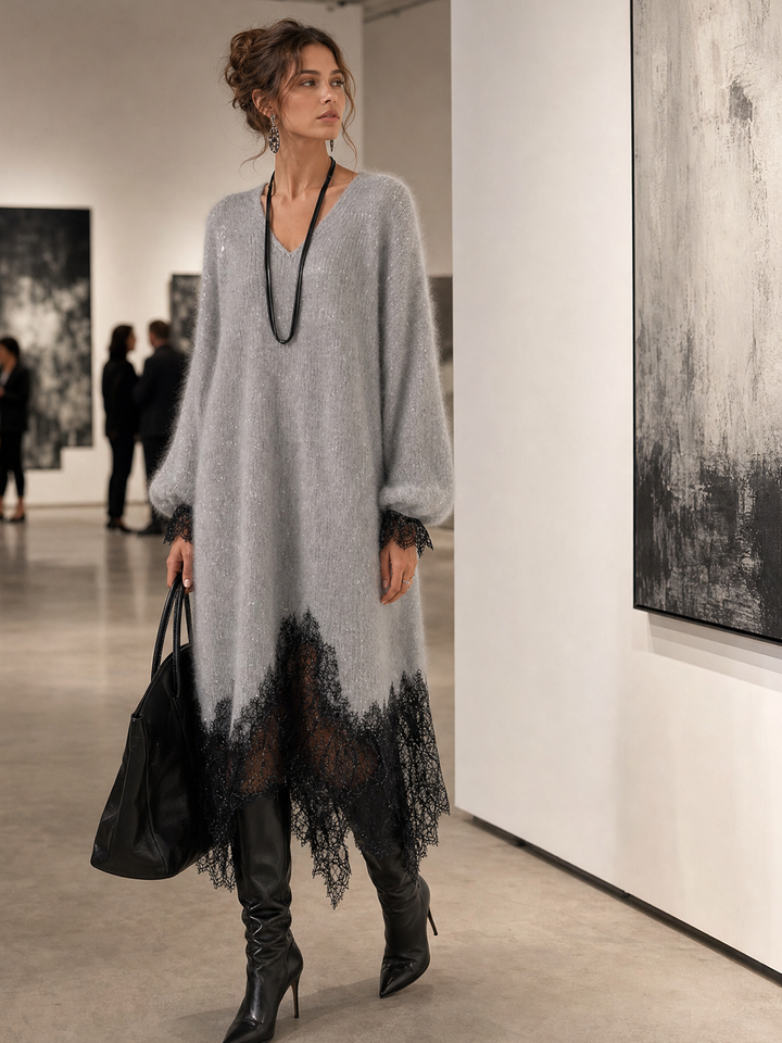 Modelka w szarej sukience z koronką stoi w galerii sztuki obok dużego obrazu 3