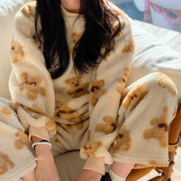 Aksamitna piżama z nadrukiem misia – Mila-M-Trend Polska
