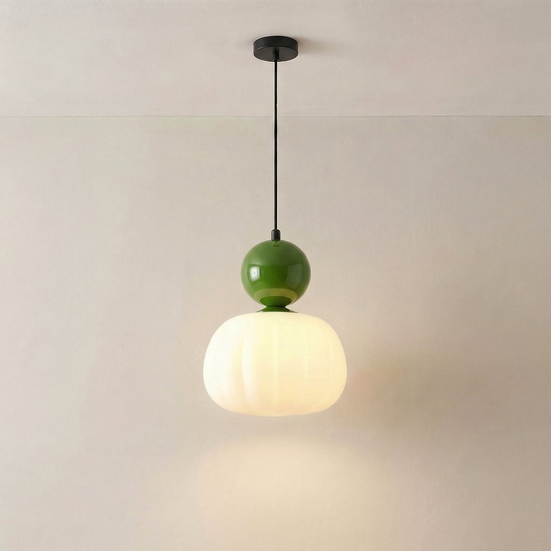 Pojedyncza lampa z ciemnozieloną błyszczącą kulą i świecącym ryflowanym białym kloszem na jasnym tle 5
