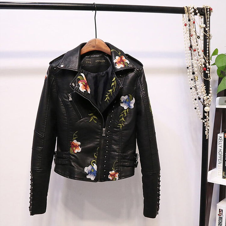 Bestickta damska kurtka skórzana w stylu biker - Eleonora-Czarny-S-Trend Polska