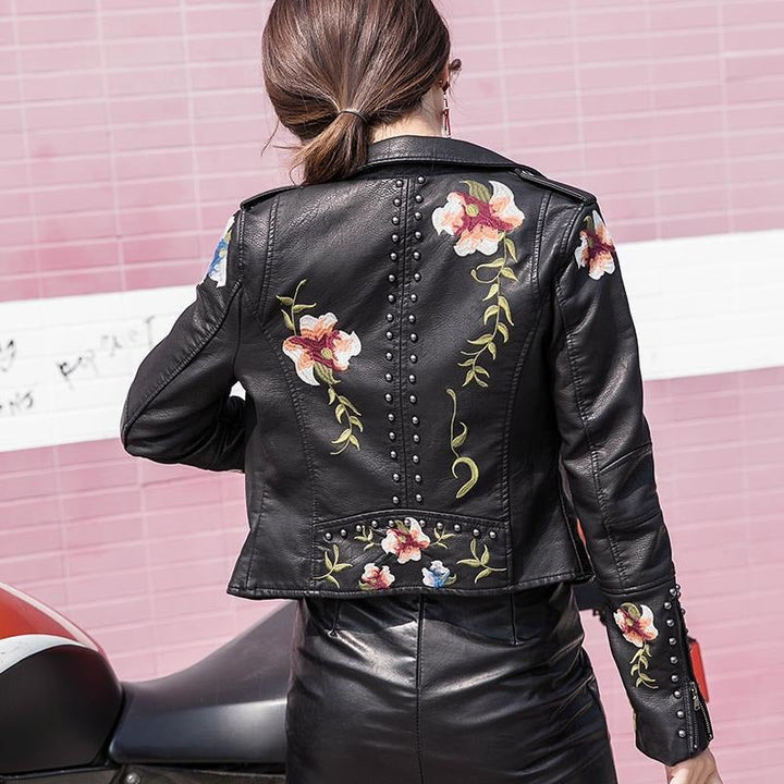 Bestickta damska kurtka skórzana w stylu biker - Eleonora-Czarny-S-Trend Polska