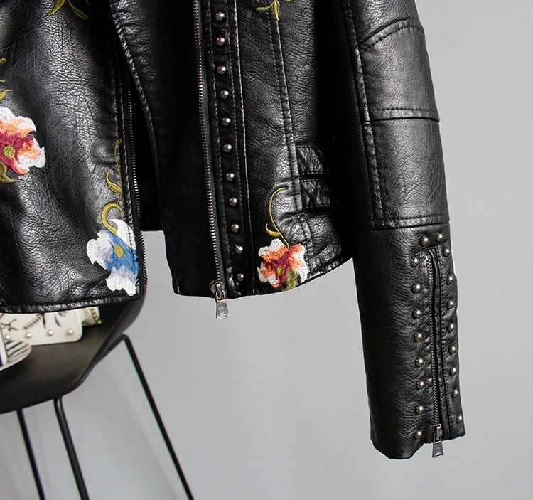 Bestickta damska kurtka skórzana w stylu biker - Eleonora-Czarny-S-Trend Polska