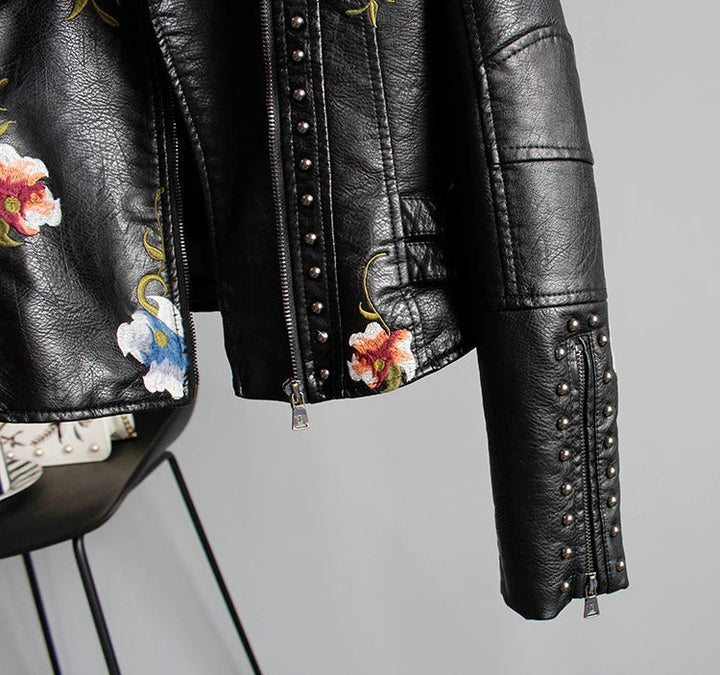 Bestickta damska kurtka skórzana w stylu biker - Eleonora-Czarny-S-Trend Polska