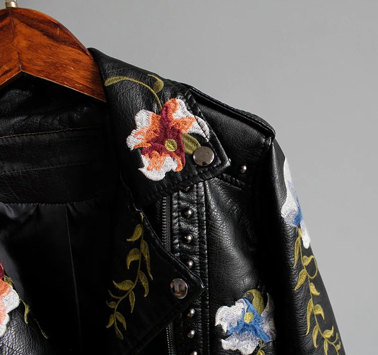 Bestickta damska kurtka skórzana w stylu biker - Eleonora-Czarny-S-Trend Polska