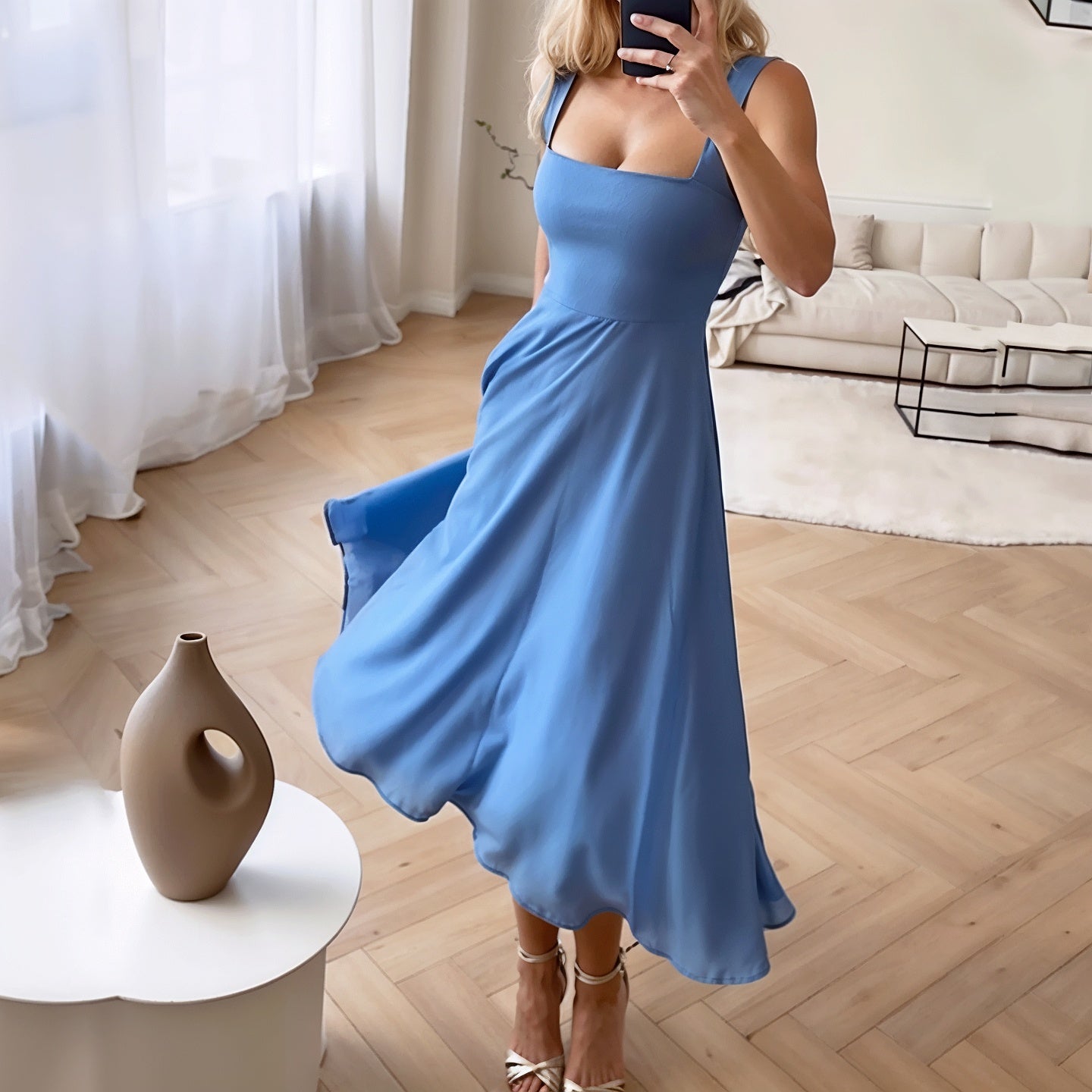 Bez rękawów lekką midi sukienkę z korzystnym krojem - Marlene-Niebieski-XS-Trend Polska
