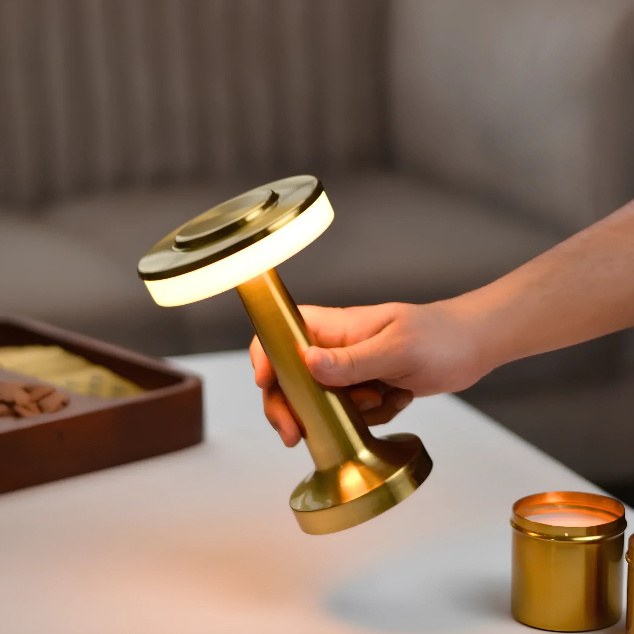 Bezprzewodowa lampa stołowa w stylu retro - LumiBar-Złoto-Trend Polska
