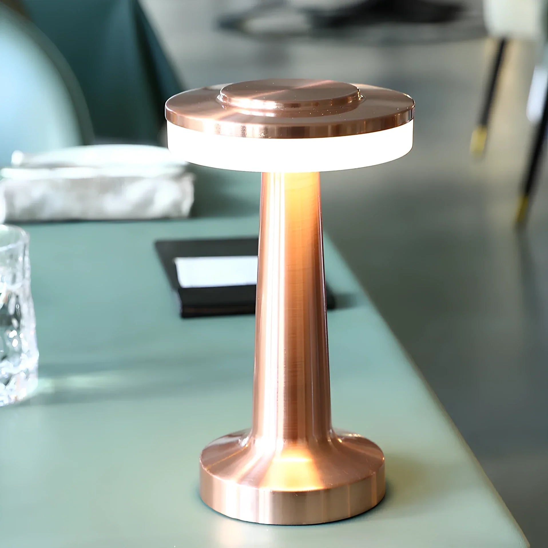 Bezprzewodowa lampa stołowa w stylu retro - LumiBar-Złoto-Trend Polska