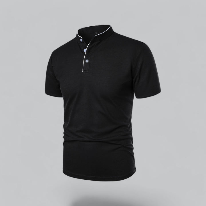 Czarna koszulka pokazana pod skosem, widoczne jasne guziki i biała lamówka przy listwie 17