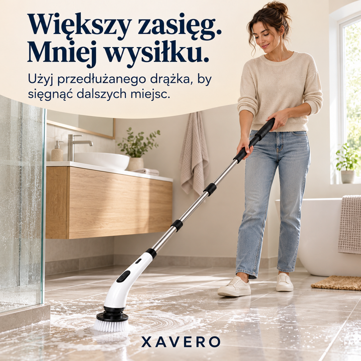 Uśmiechnięta kobieta w swetrze i dżinsach szoruje podłogę łazienki szczotką z wydłużonym kijem 8