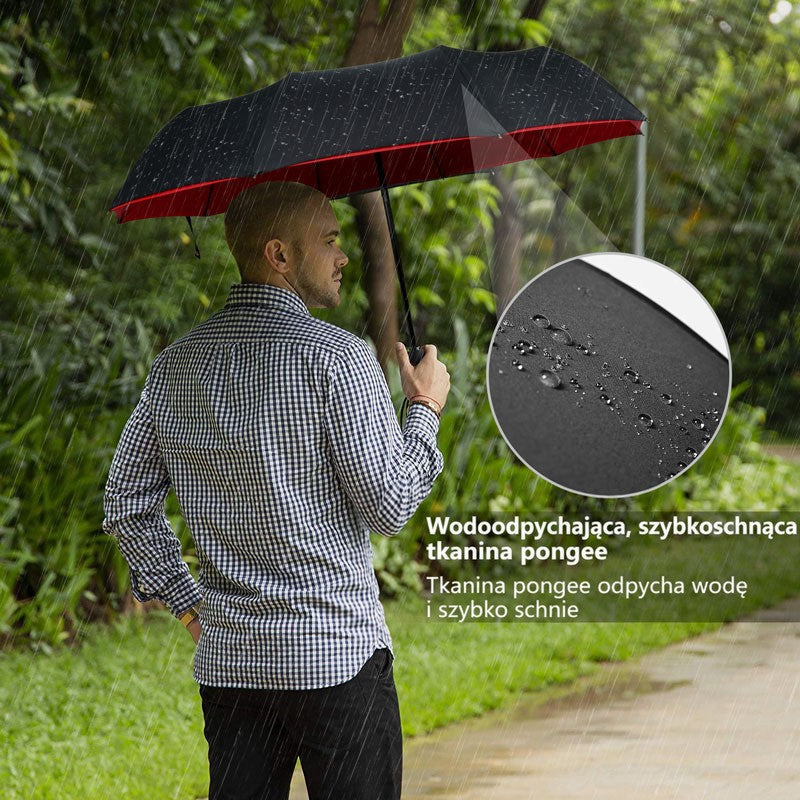Mężczyzna w koszuli w kratkę niesie parasol w deszczu, a w kółku widać krople na tkaninie 9