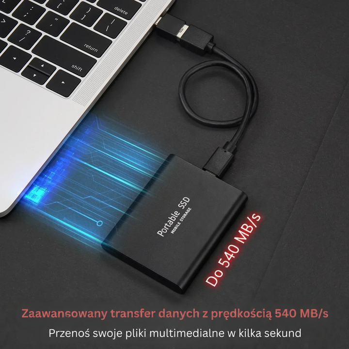 Czarny dysk podłączony kablem do laptopa na ciemnym blacie, z niebieskimi smugami symbolizującymi szybki transfer danych 2