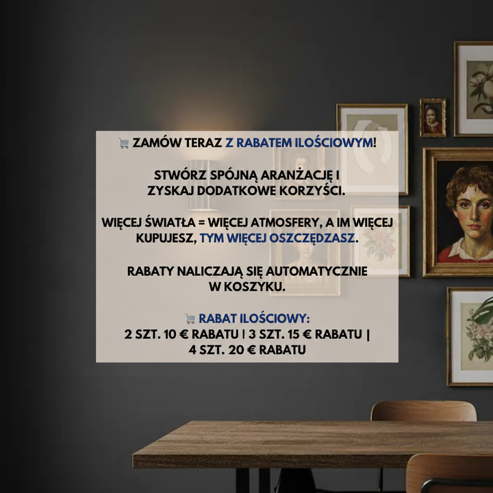 Kinkiet rzucający ciepłe światło na ciemnej ścianie nad drewnianym stołem, z galerią obrazów w złoconych ramach 2