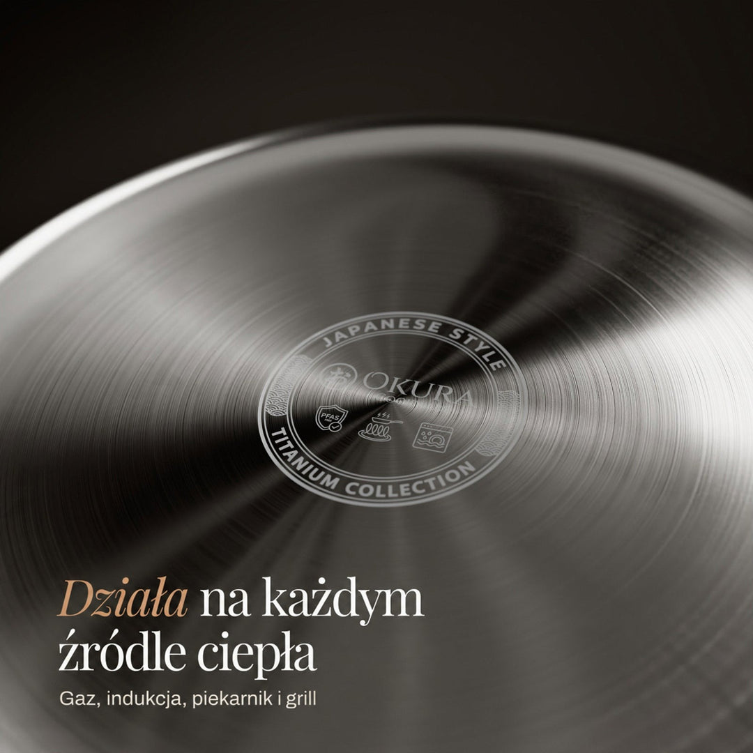 Zbliżenie na szczotkowane dno patelni z wytłoczonym okrągłym znakiem pośrodku, przeznaczone do każdego źródła ciepła 5