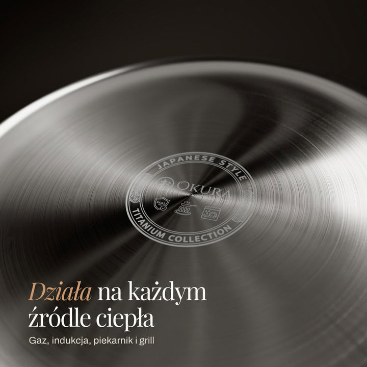 Zbliżenie na szczotkowane dno patelni z wytłoczonym okrągłym znakiem pośrodku, przeznaczone do każdego źródła ciepła 5
