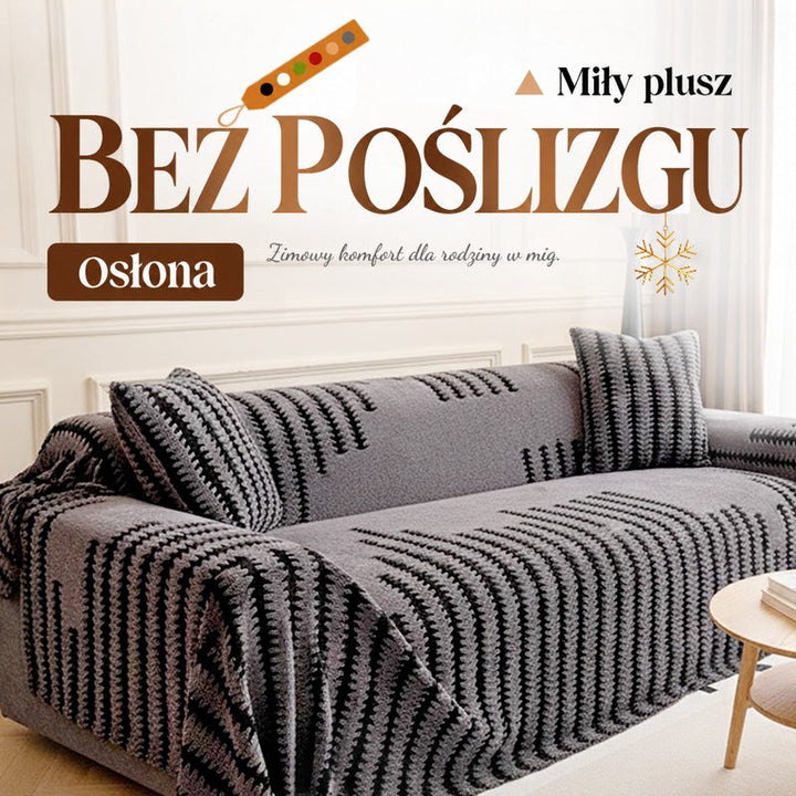 Szara pluszowa narzuta w czarne choinkowe pasy na sofie z poduszkami w jasnym salonie 1