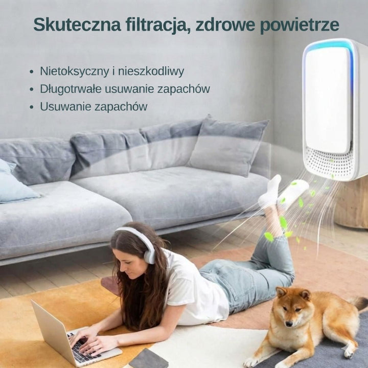 Kobieta w słuchawkach leży z laptopem na dywanie w salonie, a z urządzenia płynie świeże powietrze 7