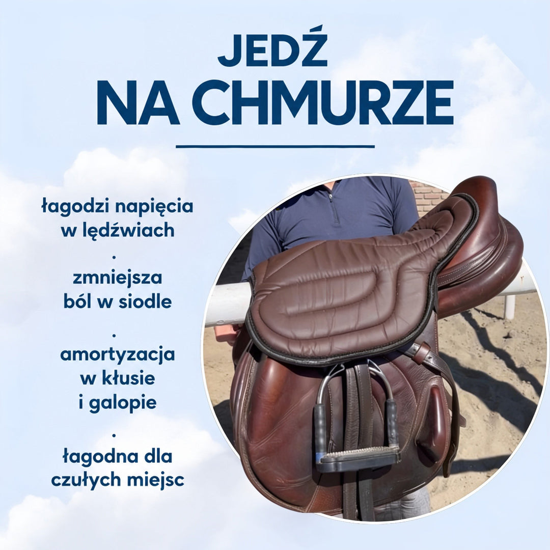 Brązowa nakładka na siodło skokowe trzymane przez osobę, z widocznym strzemieniem, na piaszczystym tle 4