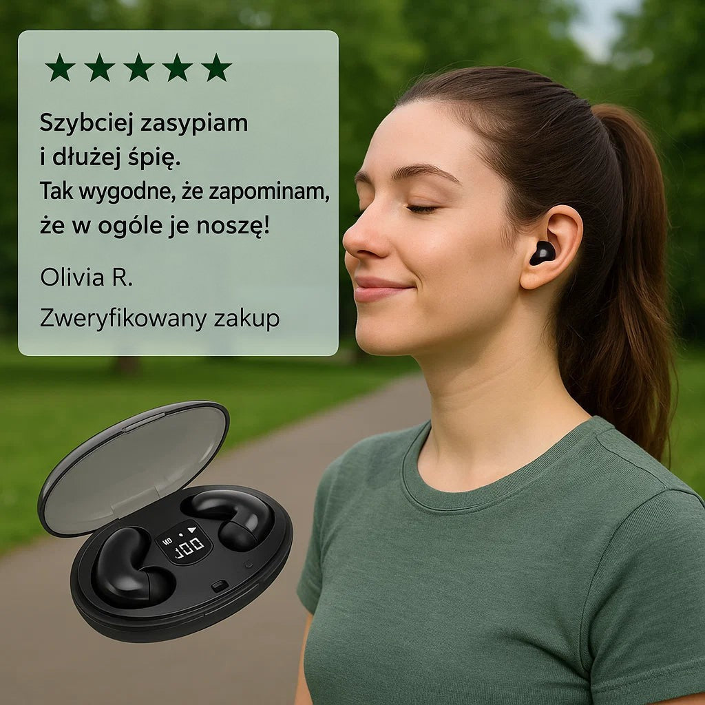 Kobieta z kucykiem w parku nosi czarną słuchawkę, obok opinia klienta i otwarte etui z wyświetlaczem 7