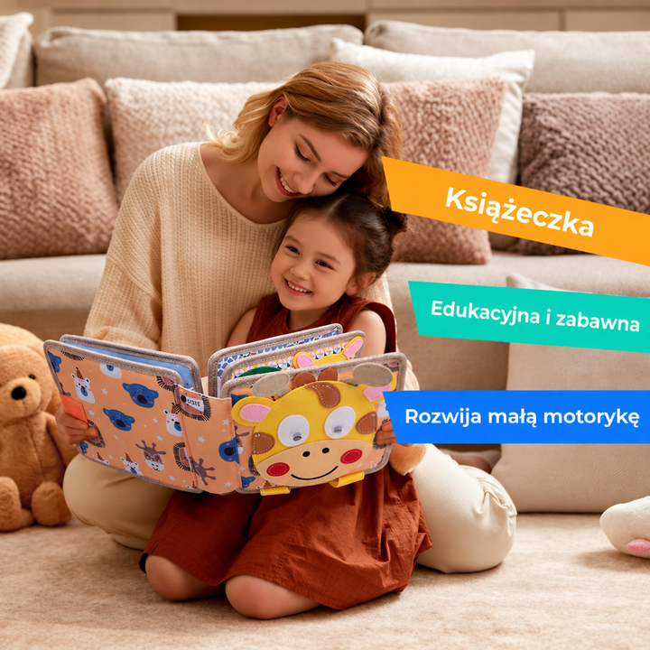 Uśmiechnięta kobieta z dziewczynką na dywanie przeglądają książeczkę z żyrafą; na zdjęciu kolorowe napisy w obcym języku 6
