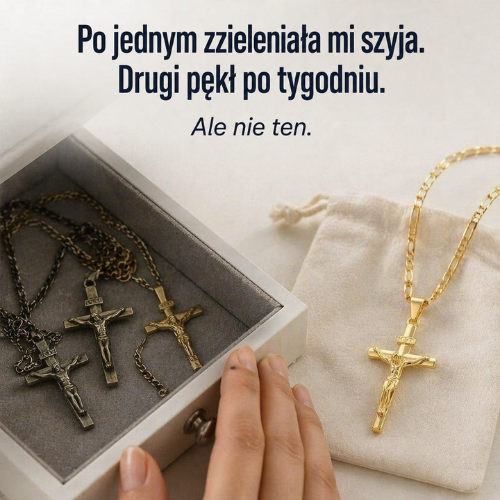Złoty naszyjnik z krzyżem na lnianym woreczku, obok szkatułka z trzema przyciemniałymi, starszymi krzyżykami 3