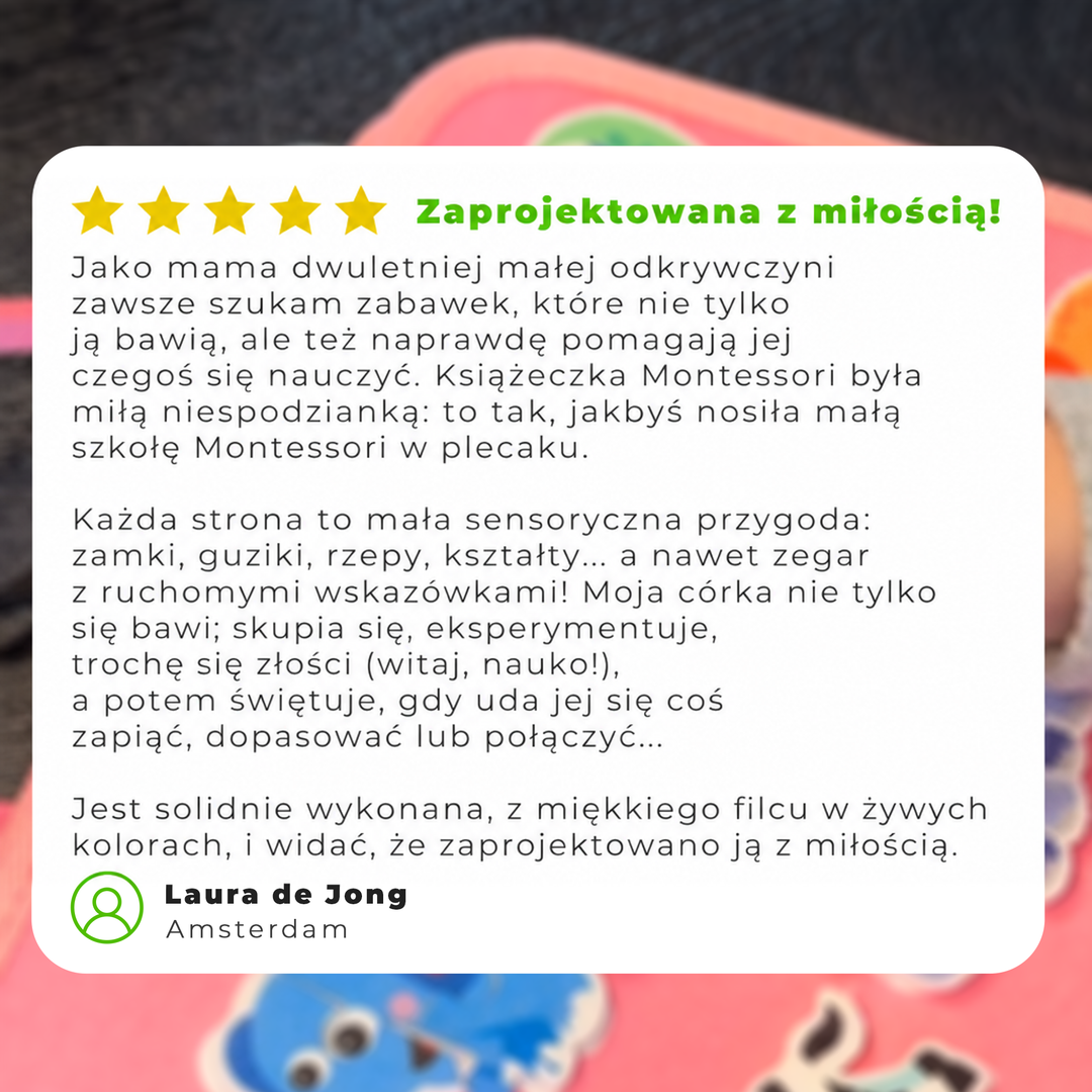 Opinia klientki z pięcioma gwiazdkami na rozmytym tle różowej filcowej książki aktywności 11