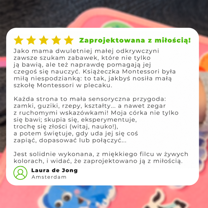 Opinia klientki z pięcioma gwiazdkami na rozmytym tle różowej filcowej książki aktywności 11