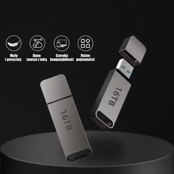 Dwa szare pendrive'y na czarnym podium, jeden z zdjętą zatyczką, z ikonami cech produktu 4
