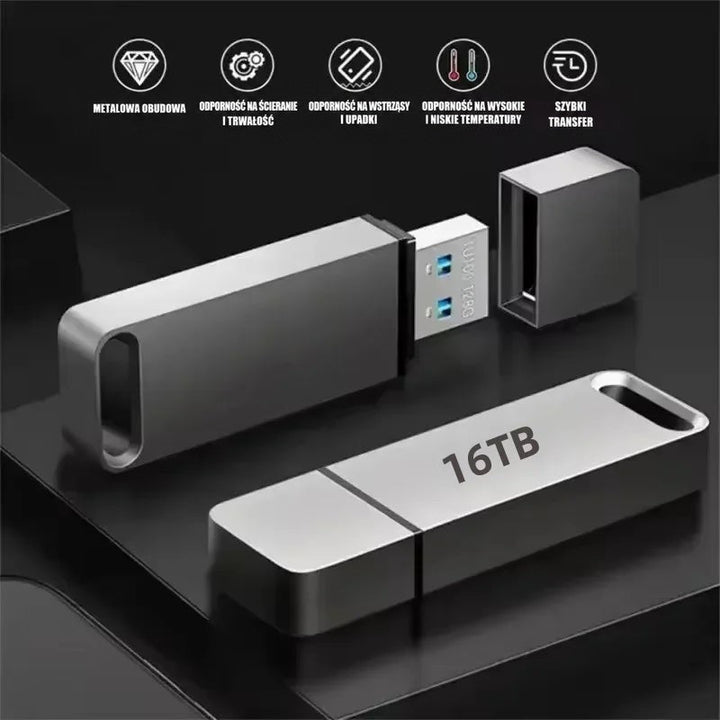Dwa metalowe pendrive'y na ciemnej powierzchni, jeden odkryty obok zatyczki, z ikonami odporności i trwałości 5