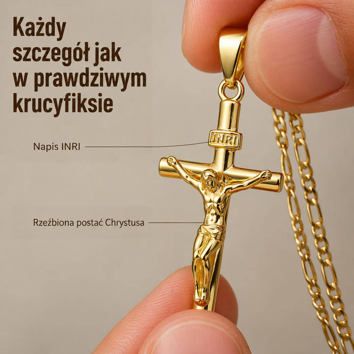Złoty krzyż w palcach, widoczny szczegół: rzeźbiona postać Chrystusa i tabliczka INRI, obok łańcuszek Figaro 2