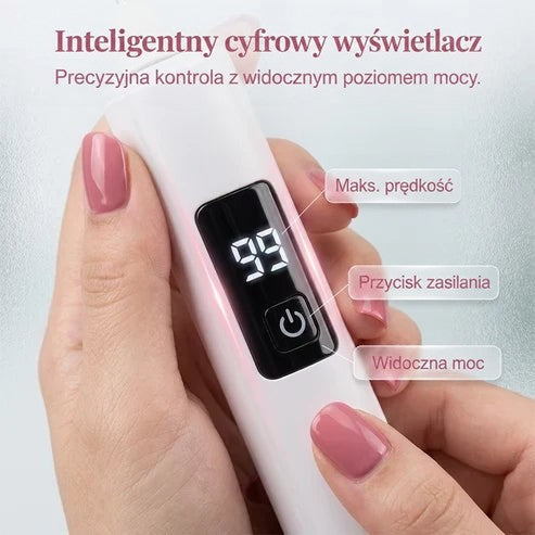 Dłonie z różowym lakierem trzymają frezarkę, widać cyfrowy wyświetlacz z regulacją prędkości i przycisk zasilania 5