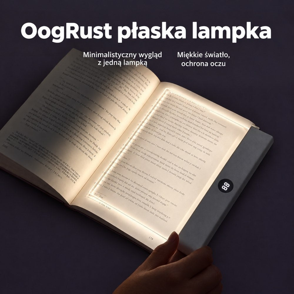 Świecąca płaska lampka leży na otwartej książce i oświetla stronę, trzyma ją dłoń 1