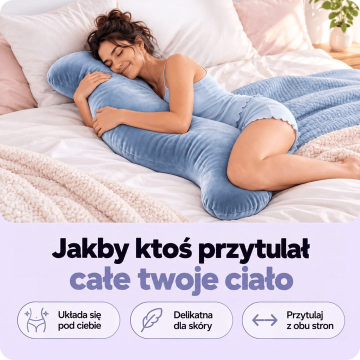 Kobieta śpiąca na boku w łóżku, przytulona do niebieskiej poduszki, którą obejmuje rękami 2