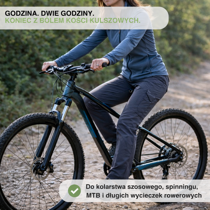Kobieta jadąca na rowerze górskim leśną ścieżką, w ciemnych spodniach i niebieskiej bluzie 4
