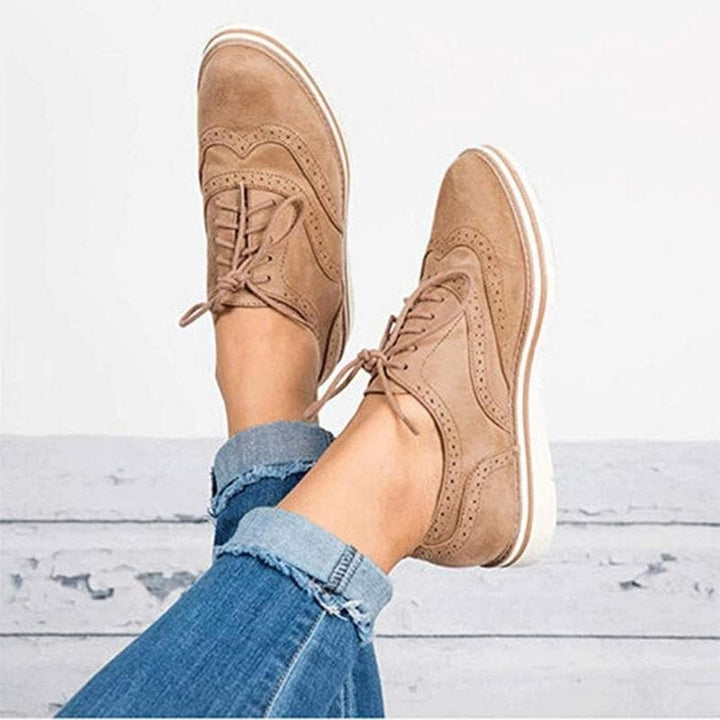 Damskie buty derby z zamszu z detalami brogued – Carisse