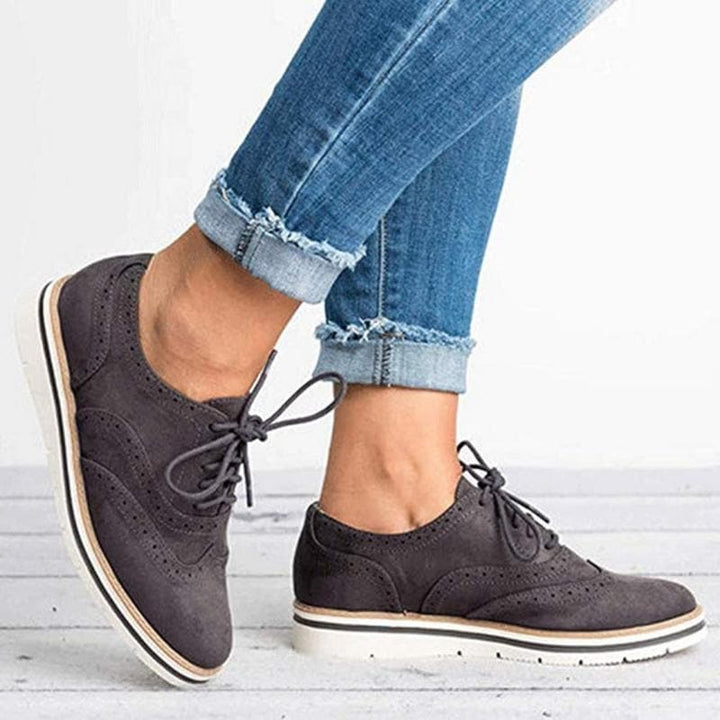 Damskie buty derby z zamszu z detalami brogued – Carisse