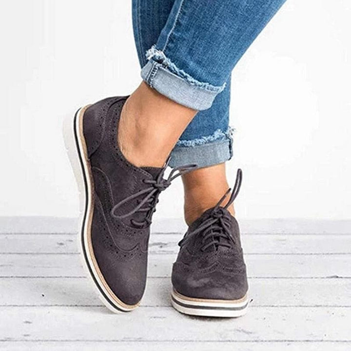 Damskie buty derby z zamszu z detalami brogued – Carisse