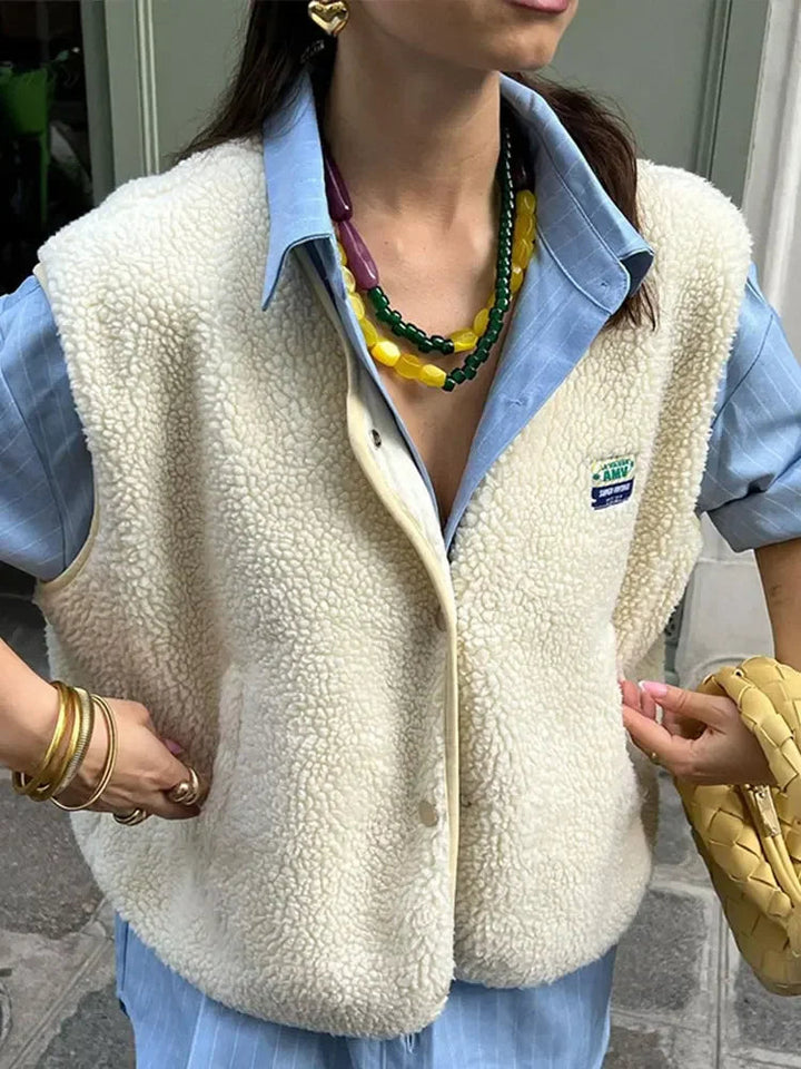 Ciepły i wygodny bodywarmer z dekoltem w serek dla kobiet - Alina-Biały-Trend Polska