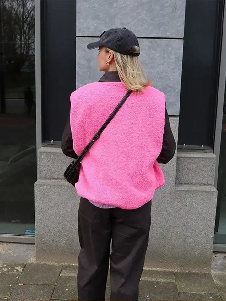 Ciepły i wygodny bodywarmer z dekoltem w serek dla kobiet - Alina-Różowy-Trend Polska