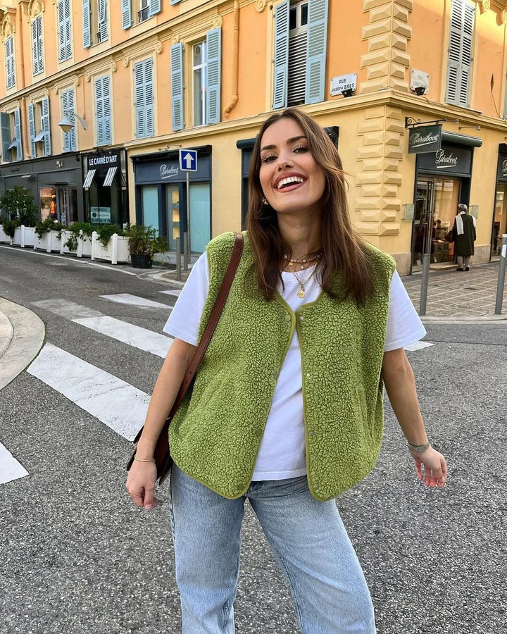 Ciepły i wygodny bodywarmer z dekoltem w serek dla kobiet - Alina-Zielony-Trend Polska