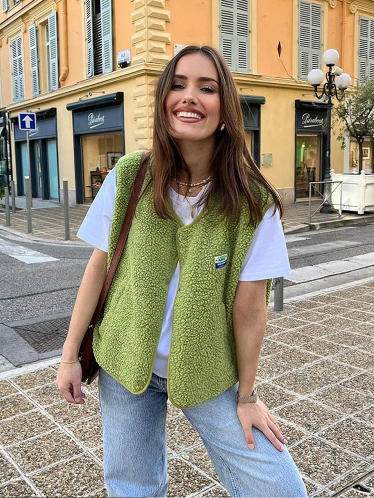 Ciepły i wygodny bodywarmer z dekoltem w serek dla kobiet - Alina-Zielony-Trend Polska