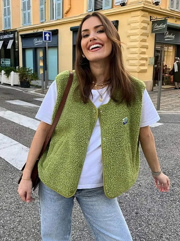 Ciepły i wygodny bodywarmer z dekoltem w serek dla kobiet - Alina-Zielony-Trend Polska