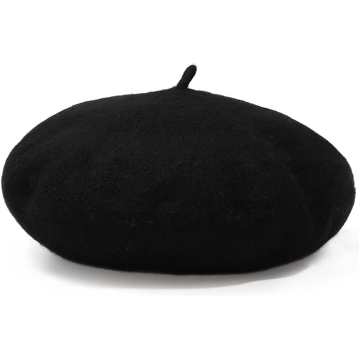Czarny beret z krótkim ogonkiem na środku, widok z boku na jasnym tle 4