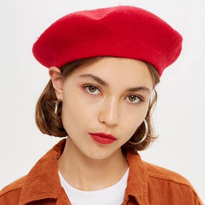 Czerwony wełniany beret na głowie modelki, widok z przodu, do rudego sztruksowego kołnierza 21