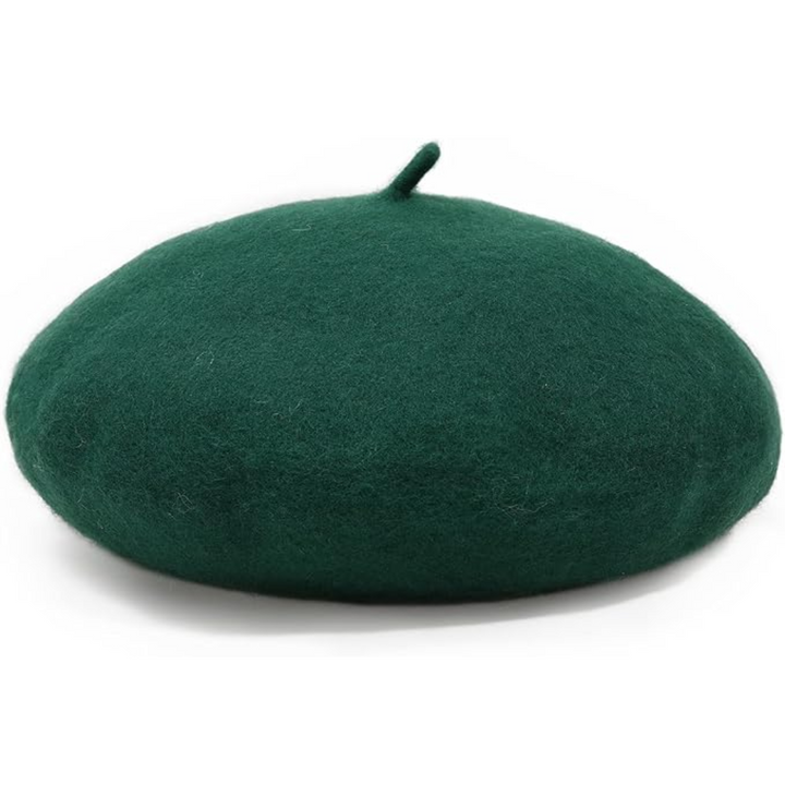 Ciemnozielony beret z ogonkiem na szczycie, ujęcie z boku na jasnym tle 9