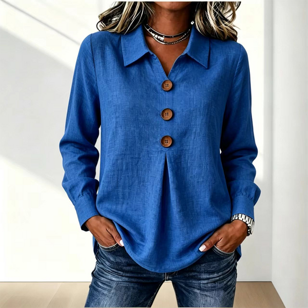 Niebieska koszula z kołnierzykiem i trzema drewnianymi guzikami, model w jeansach z rękami w kieszeniach 15